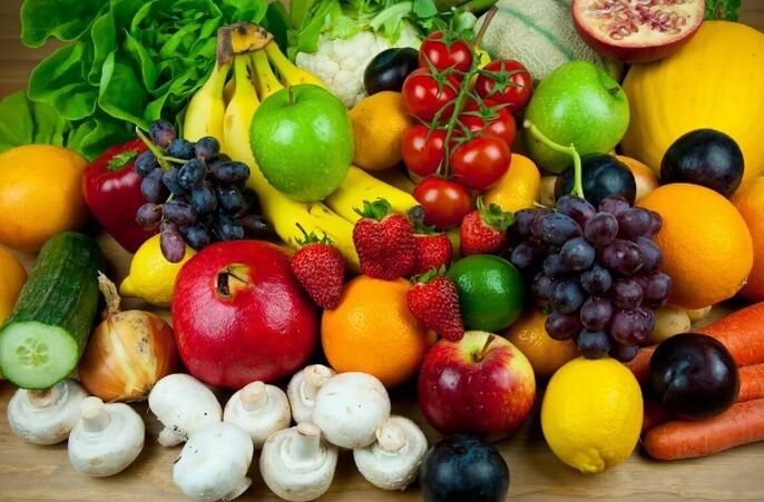 Fruits frais avec des légumes et des baies